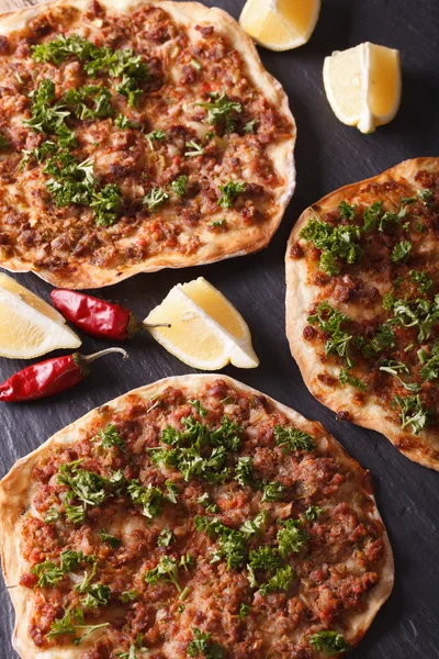 Traditional Turkish lahmacun closeup on a table. vertical top vi — Stock Photo, Image