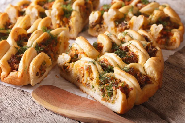 Rebanadas de pastel con carne picada y verduras de cerca. horizontales — Foto de Stock