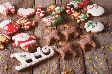 Noel gingerbread çerezleri ahşap bir masa üzerinde. Yatay