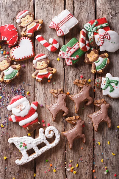 El pan de jengibre de Navidad en forma de juguetes de cerca. plano vertical —  Fotos de Stock