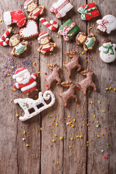 El pan de jengibre de Navidad en forma de juguetes. vista superior vertical — Foto de Stock