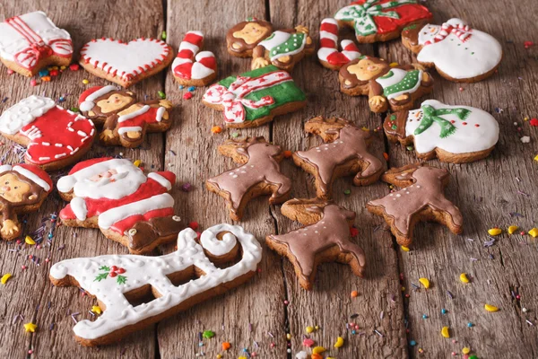 Galletas de jengibre de Navidad en una mesa de madera. horizontal —  Fotos de Stock