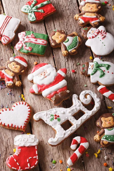 Christmas gingerbread cookies on a table close-up. vertical — Stock Photo, Image