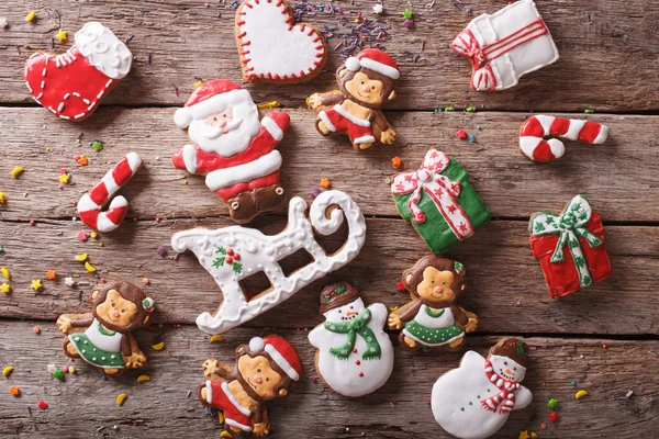 Kerstmis peperkoek cookies op een tabel close-up. horizontaal ten opzichte van — Stockfoto