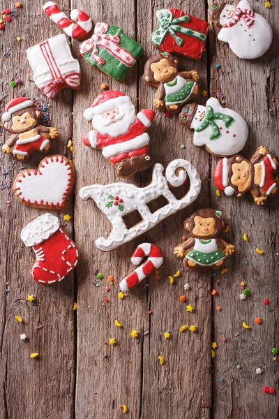 Pan de jengibre de Navidad en una mesa de madera. vista superior vertical —  Fotos de Stock