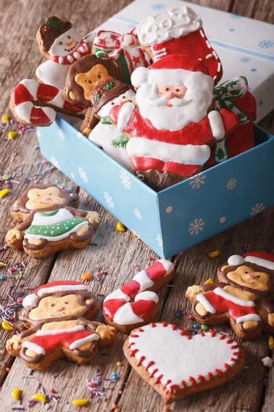 Beaux biscuits au pain d'épice de Noël dans une boîte cadeau. Vertical — Photo