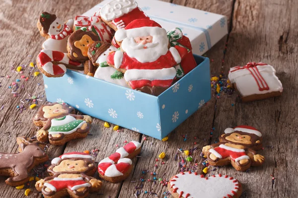 Belos biscoitos de gengibre de Natal em uma caixa de presente. horizontal — Fotografia de Stock