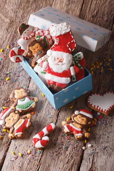 Christmas gingerbread cookies in a gift box close-up. vertical t — Stock Photo, Image
