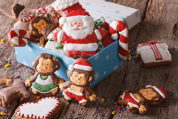 Christmas gingerbread cookies in a gift box close-up. horizontal — Stock Photo, Image