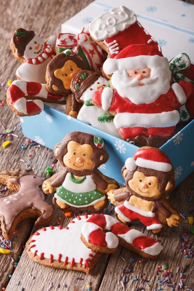 Galletas de jengibre de Navidad en una caja de regalo de primer plano. vertical — Foto de Stock