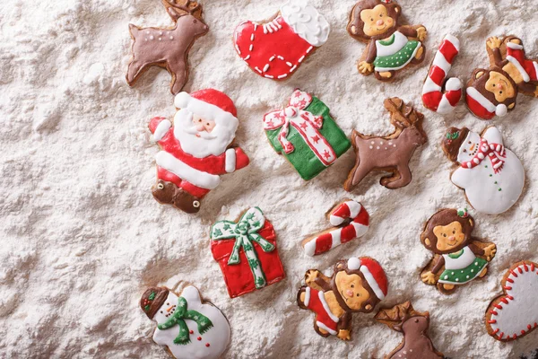 Christmas gingerbread on white flour background. Horizontal top — Stock Photo, Image