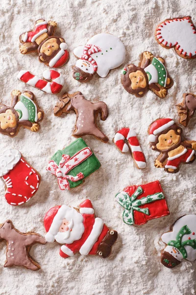 Christmas pepparkakor på vitt mjöl närbild. vertikala ovanifrån — Stockfoto