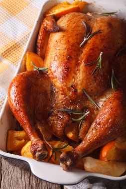 Fırında tavuk pişirme çanağı yakın çekim portakal ile. Dikey