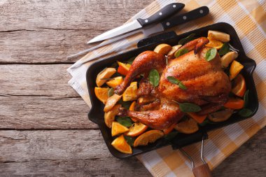 elma ve portakal bir tavada kavrulmuş tavuk. Yatay üst