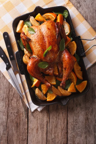 Poulet rôti avec des pommes et des oranges dans une poêle. top vertical v — Photo