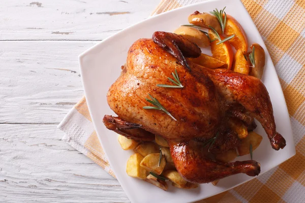 Frango inteiro cozido no forno com laranjas em uma chapa. vista horizontal superior — Fotografia de Stock