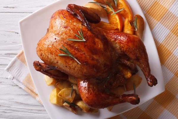 Ayam panggang dengan jeruk closeup di piring. Varian atas horisontal — Stok Foto