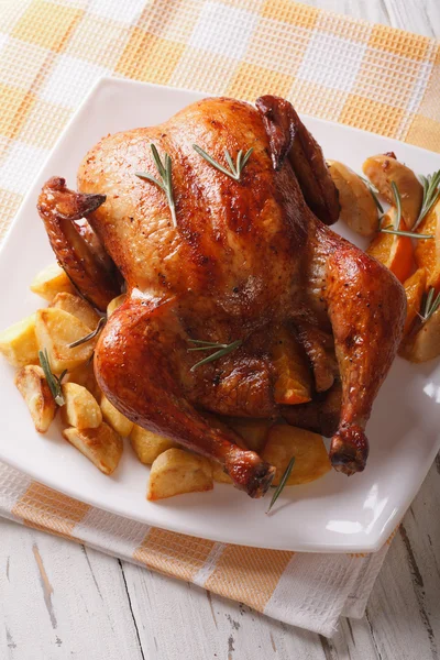 Roast chicken with oranges, potatoes and apples close-up. vertic — Stock Photo, Image