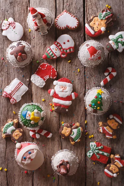 Vánoční cukroví záběr na dřevěný stůl. vertikální pohled shora — Stock fotografie