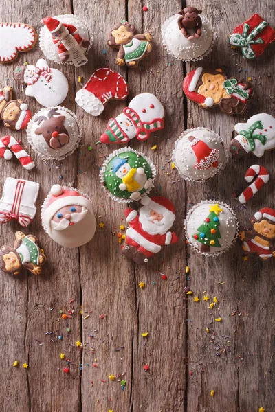 Kerstmis snoep op een houten tafel. verticale bovenaanzicht — Stockfoto