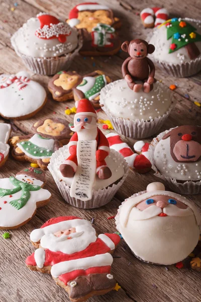 Deliciosos cupcakes de Natal e pão de gengibre de perto. Vertical — Fotografia de Stock