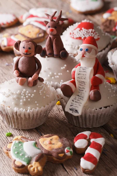 Belos doces de Natal fecham em uma mesa de madeira. vertical — Fotografia de Stock