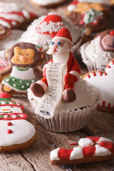 Cupcake di Natale e macro pan di zenzero su un tavolo di legno. Vert — Foto Stock