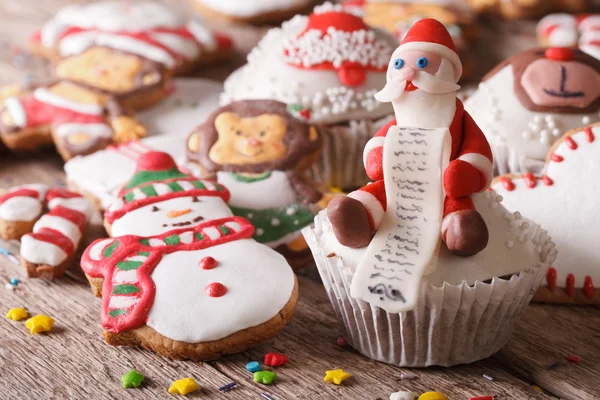 Cupcakes de Natal e macarrão de gengibre em uma mesa de madeira. hori — Fotografia de Stock