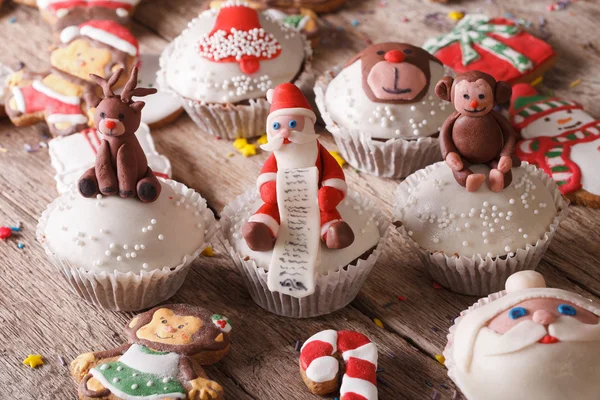 Belos doces de Natal fecham em uma mesa de madeira. Horizontal — Fotografia de Stock