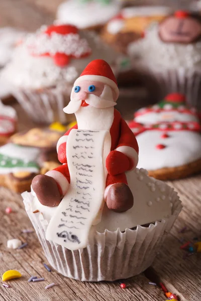 Kerstmis cupcakes met cijfers van Santa close-up op een houten ta — Stockfoto