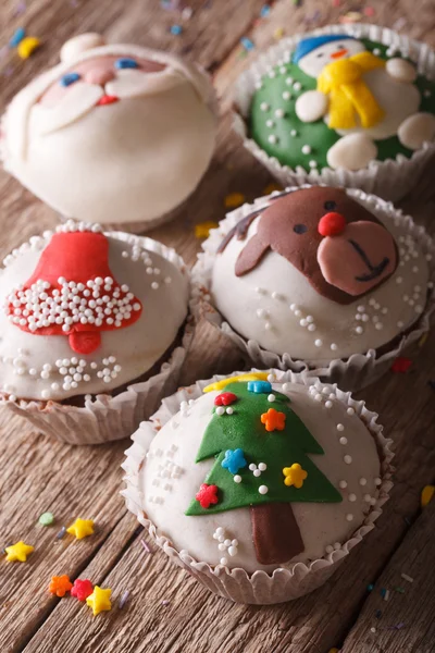 Праздничные кексы с рождественскими украшениями крупным планом, вертикальные — стоковое фото