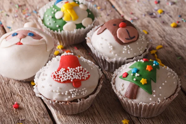 Mooie feestelijke cupcakes met Kerst decoraties close-up — Stockfoto