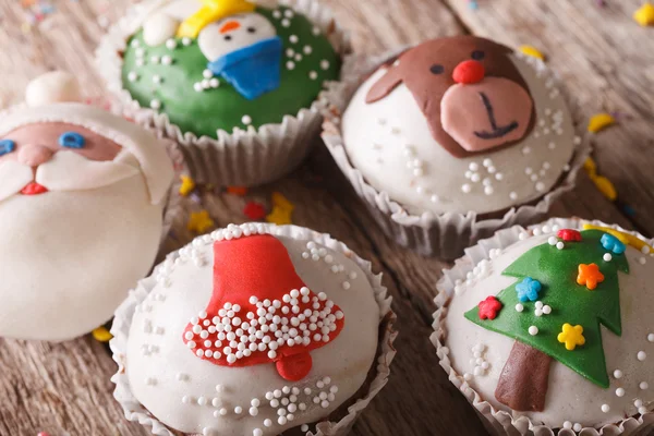 Hermosos cupcakes de Navidad de cerca en una mesa. horizontal —  Fotos de Stock