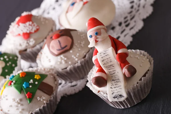 Heerlijke cupcakes met Kerst decoraties close-up. Horizont — Stockfoto