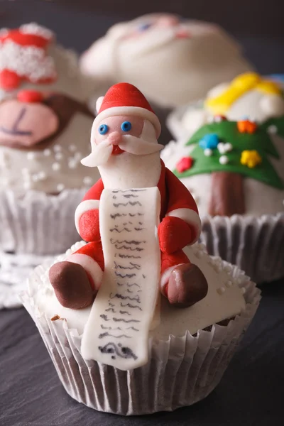 Cupcake di Natale decorati con la figura di Babbo Natale macro, ver — Foto Stock