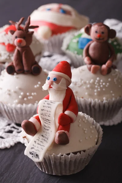 Рождественские кексы украшены фигурой Санта крупным планом. v — стоковое фото