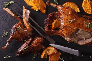 Kızarmış ördek ve portakal closeup kesme. Yatay Üstten Görünüm