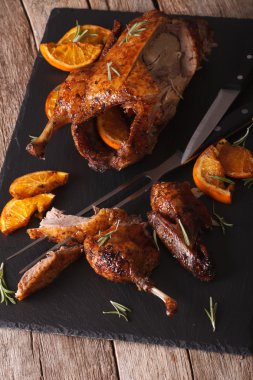 Kızarmış ördek closeup masada kayrak bir gemide dilimlenmiş. Verti