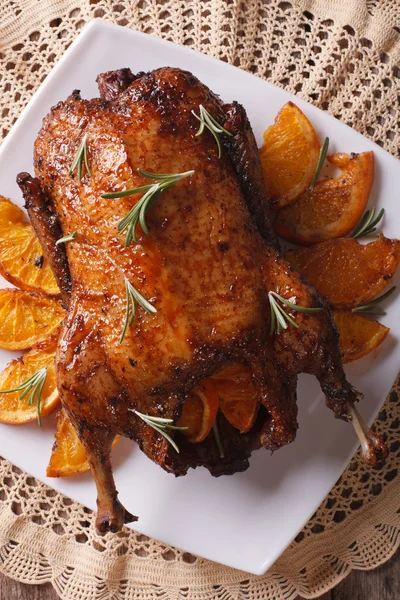 Roast duck with oranges close up on a plate. vertical top view — Stock Photo, Image