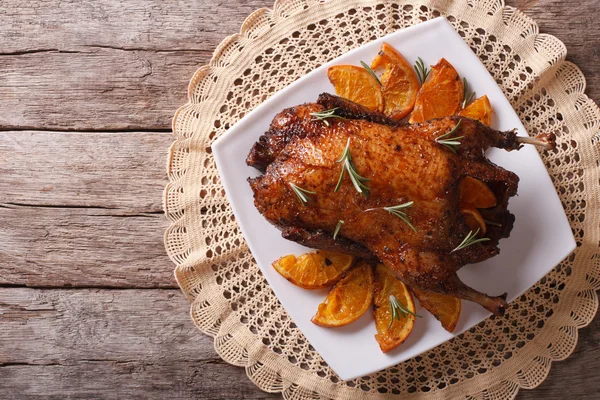 Bebek panggang lezat dengan jeruk di piring. Laju atas horisontal — Stok Foto