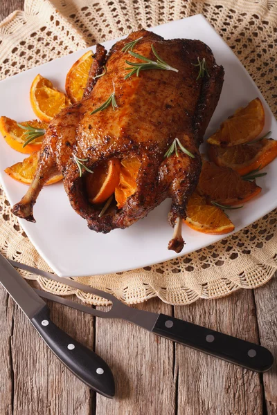 Delicioso pato assado com laranjas e alecrim. Vertical — Fotografia de Stock