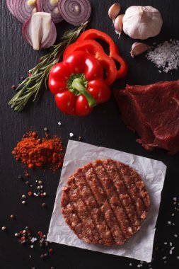 Ham sığır eti hamburger biftek pirzola malzemeler closeup ile. dikey