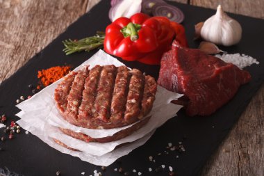 Ham zemin sığır eti hamburger biftek pirzola. Yatay portre