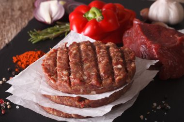 Pişirme Burger pirzola yakın çekim ve malzemeler. Yatay
