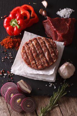 Ham Burger pirzola yakın çekim malzemelerle. Dikey üst
