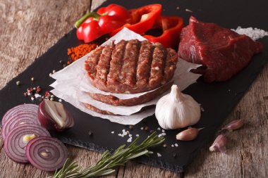 Ham Burger pirzola yakın çekim malzemelerle. Yatay