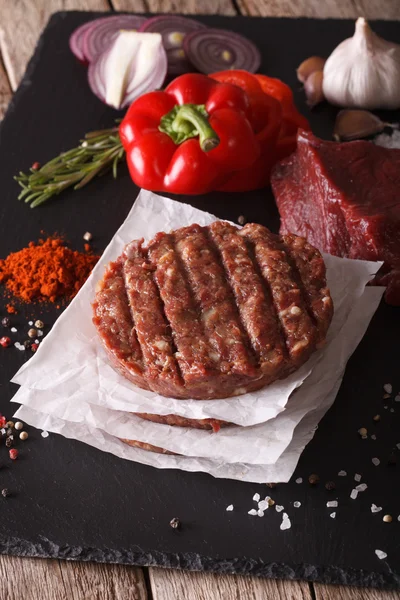 Raw Ground beef meat Burger steak cutlets. Vertical closeup — Stock Photo, Image