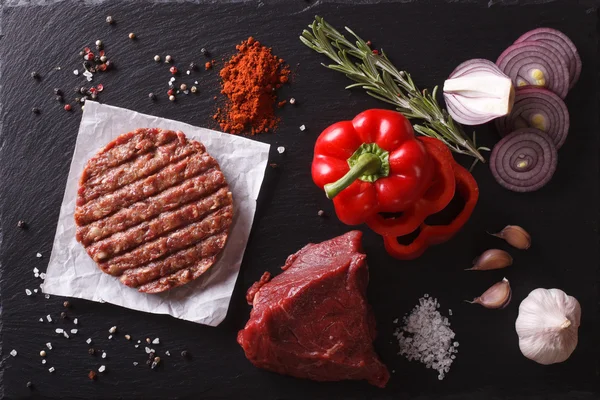 Burger pirzola malzemelerle çiğ et. Yatay üstten görünüm cl