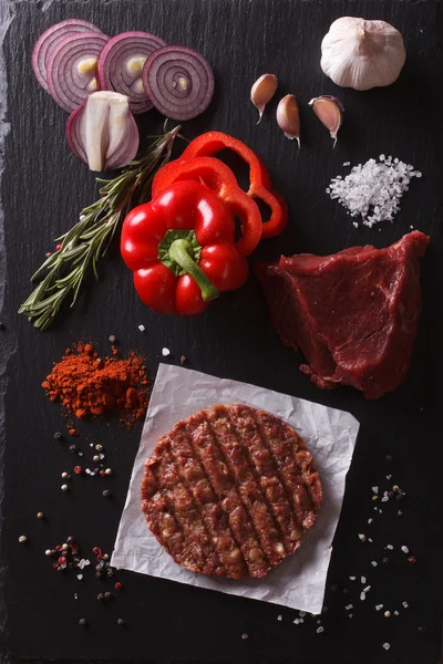 Carne crua Costeletas de bife de hambúrguer com ingredientes. vertical superior vie — Fotografia de Stock