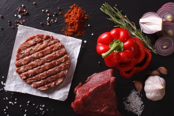 Carne molida cruda Chuletas de carne de hamburguesa con ingredientes. horizonta — Foto de Stock
